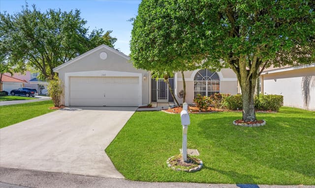 1352 E Fairfax Cir Circle E, sold in Lawrence Grove 1, Boynton Beach, FL