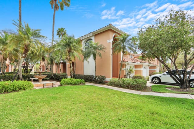 152 Legendary Circle, sold in Legends Condo, Palm Beach Gardens, FL