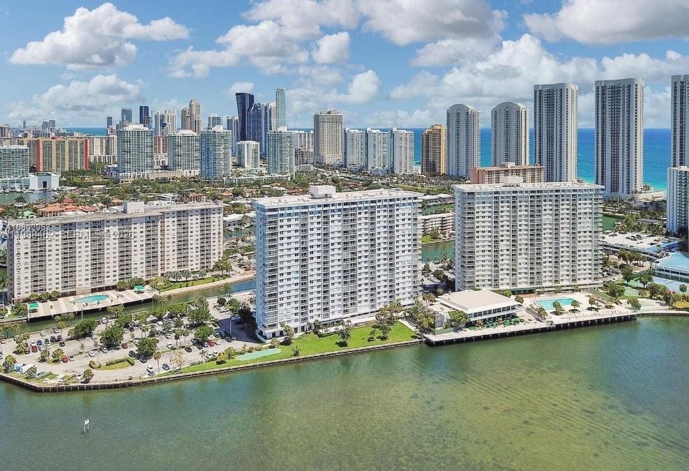 300 Bayview Drive 905, Sunny Isles Beach, FL 33160 photo 2