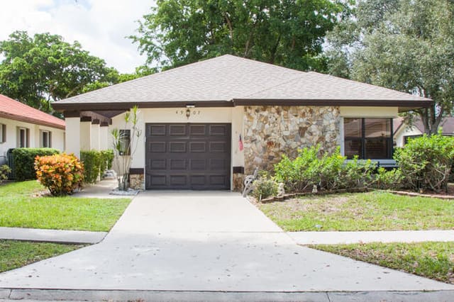 4907 Boxwood Circle, sold in Fairmont Place, Boynton Beach, FL