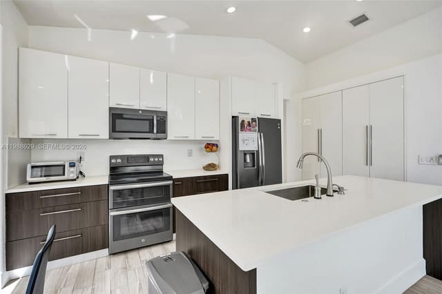 4928 SW 33rd Way, sold in Banyan Oakridge Plat, Hollywood, FL