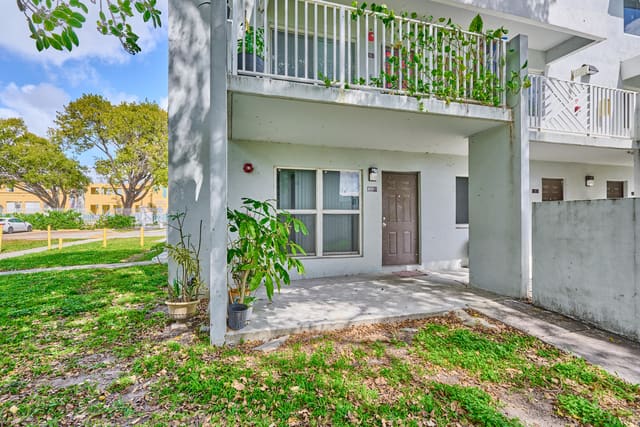 1990 NW 4th 1, Miami, FL 33136