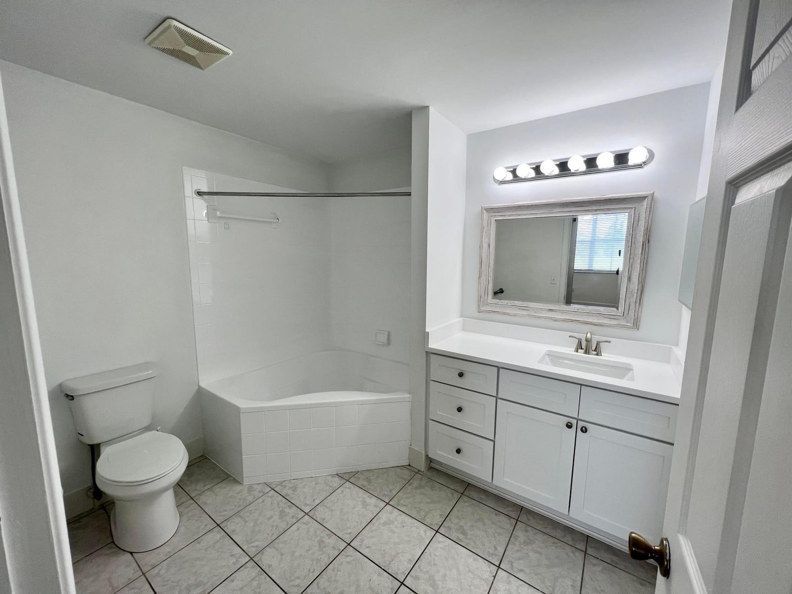2040 Greenview Shores Boulevard 214 — photo 8