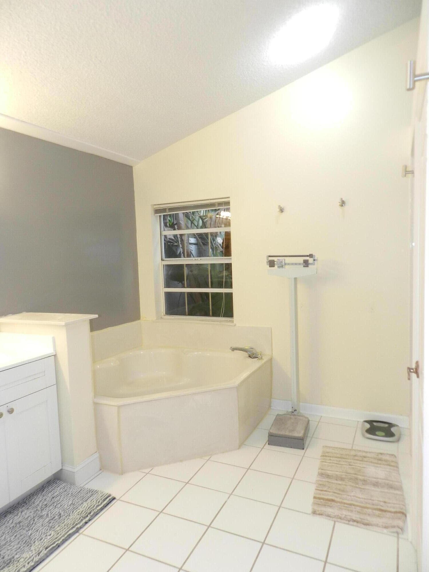 9198 Heathridge Drive — photo 10