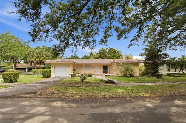 14435 Tabebuia Lane, sold in Villas Of Miami Lakes, Miami Lakes, FL