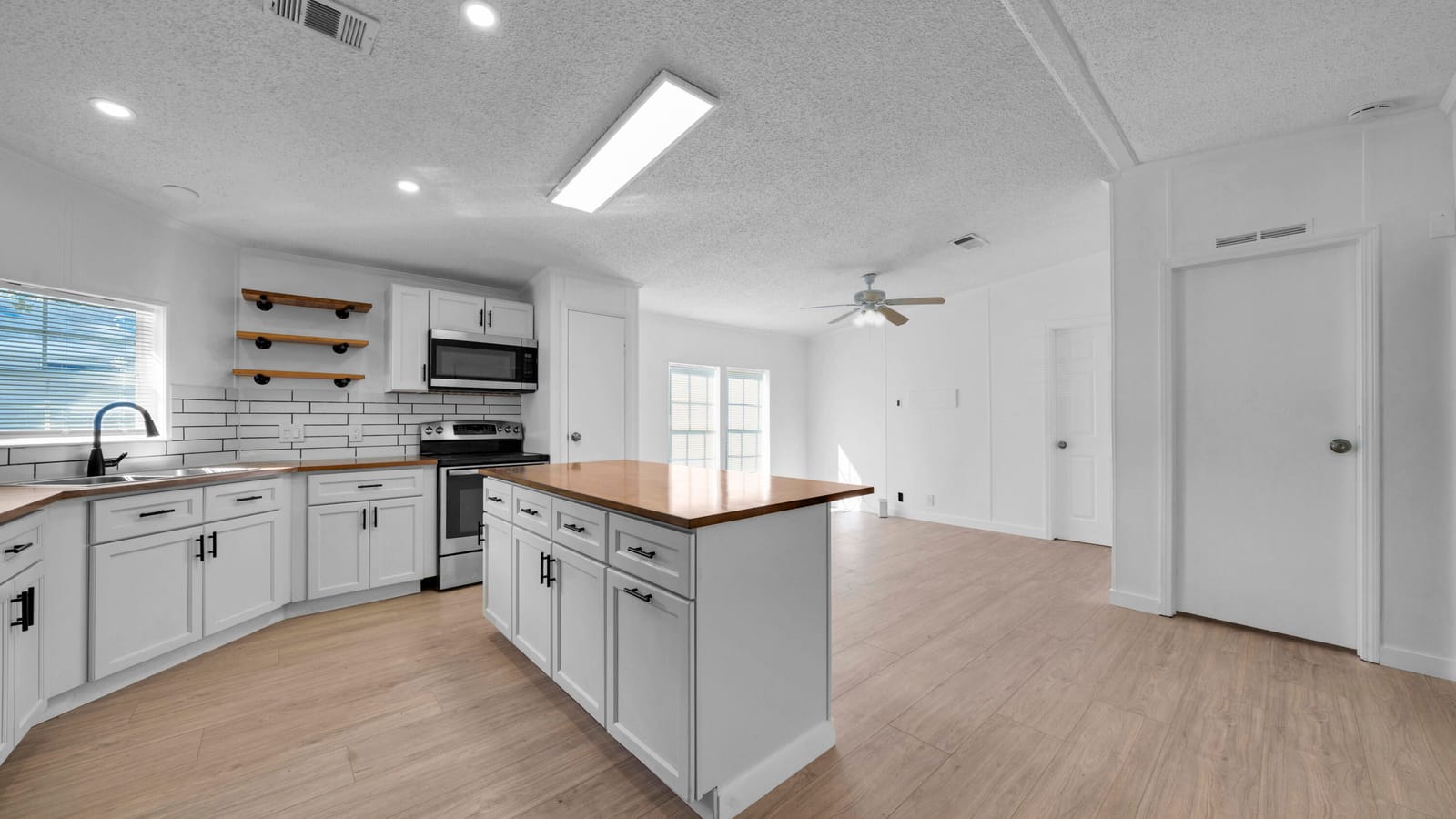 4905 NE 2nd Way — photo 3