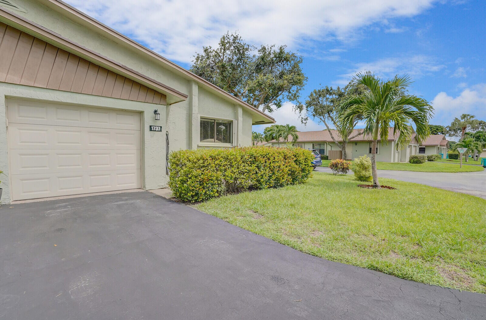 1737 Palmland Drive — photo 2