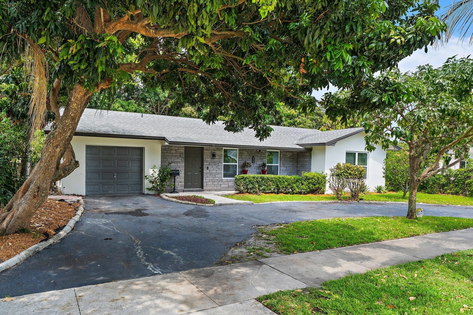 425 Greenbriar Drive, Lake Park, FL 33403 photo 2