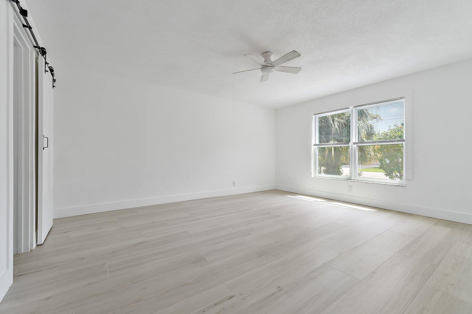 425 Greenbriar Drive, Lake Park, FL 33403 photo 13