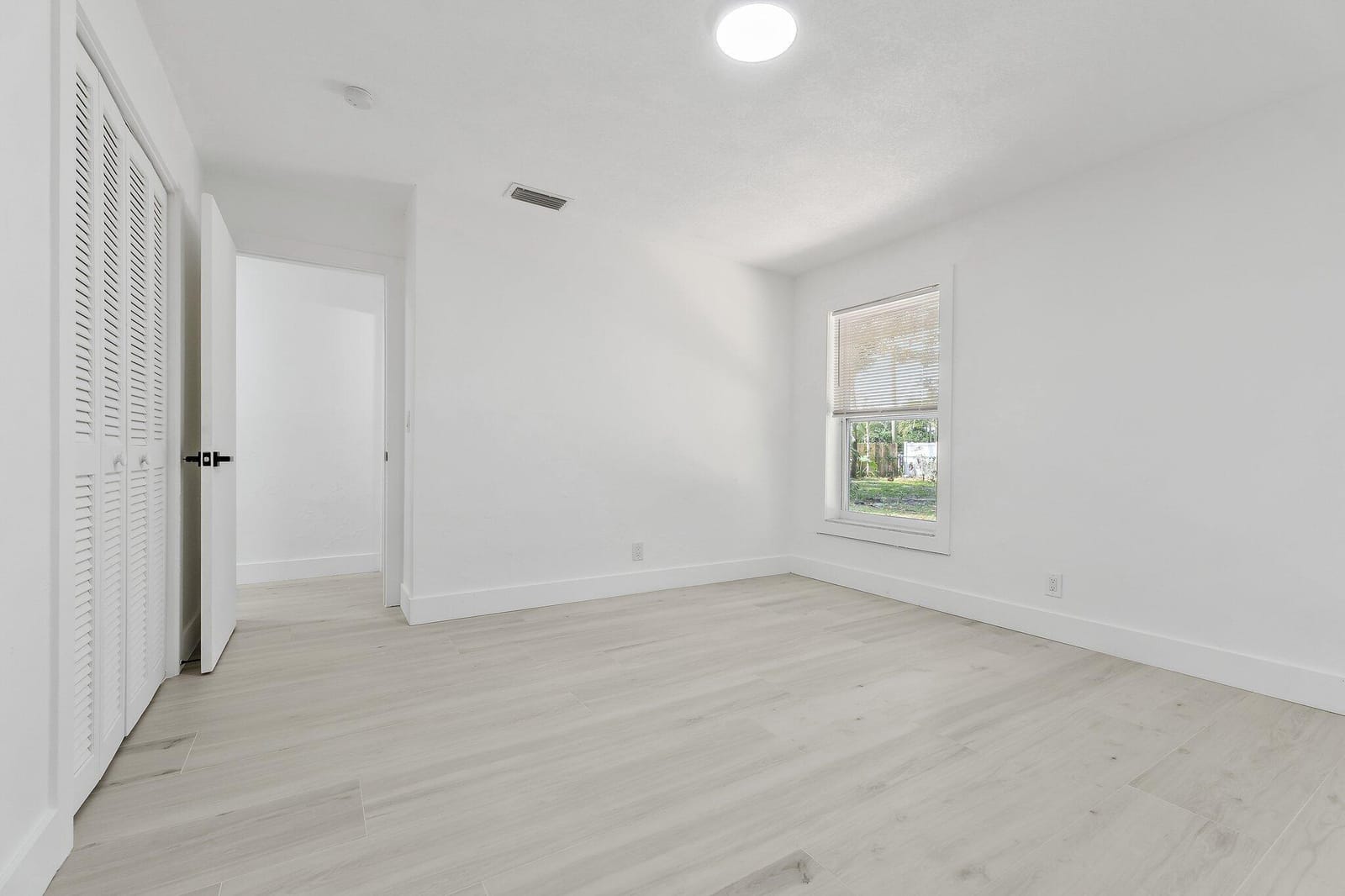 425 Greenbriar Drive, Lake Park, FL 33403 photo 18