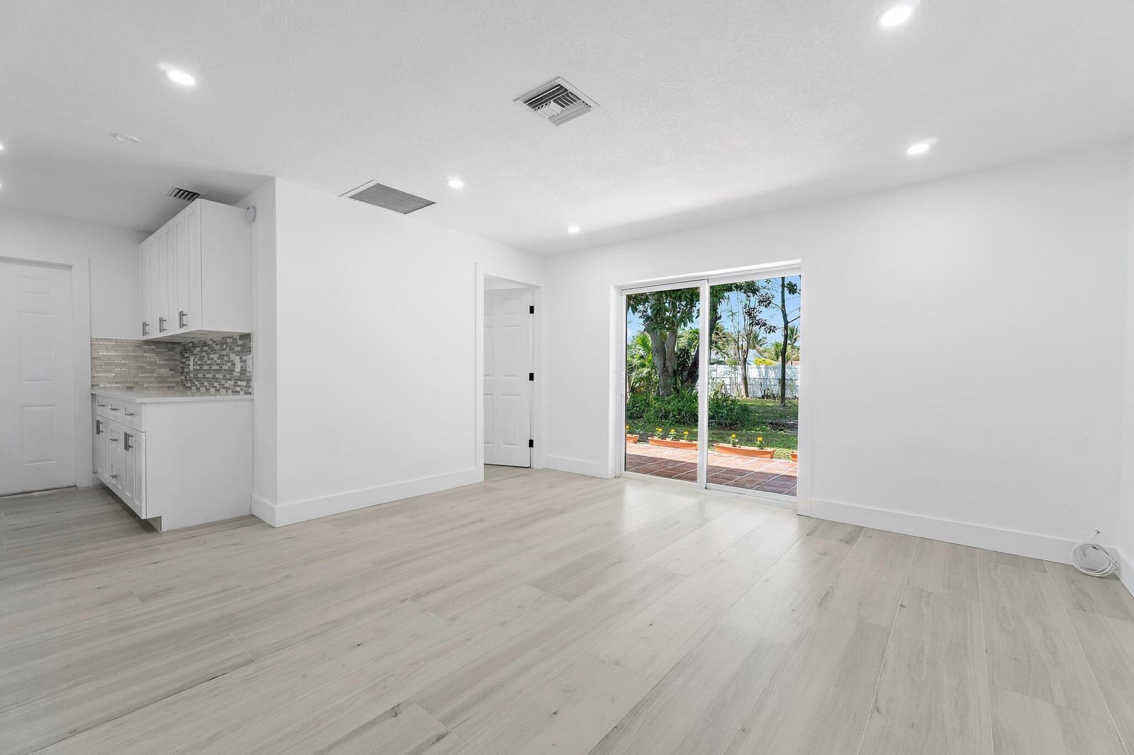 425 Greenbriar Drive, Lake Park, FL 33403 photo 6