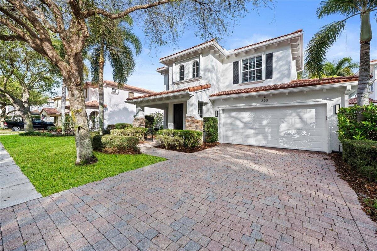 653 Castle Drive — photo 2