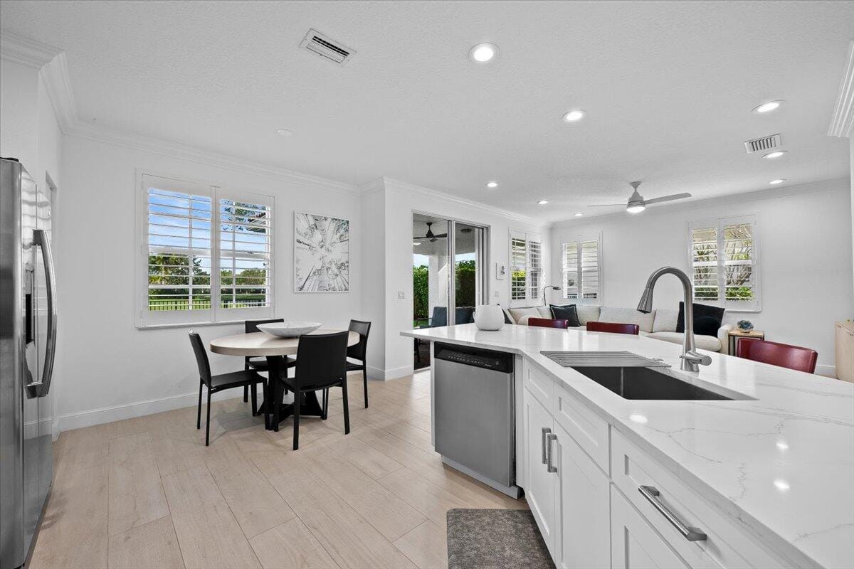 653 Castle Drive — photo 11