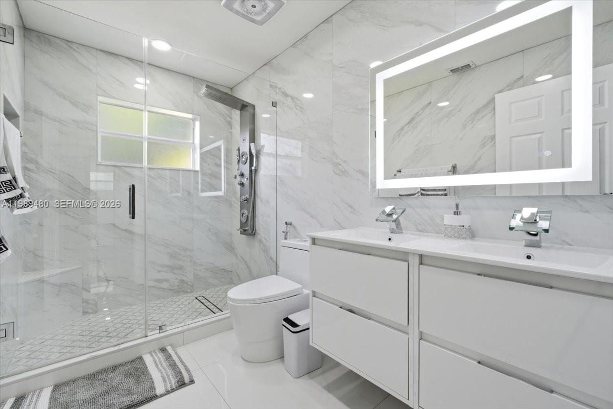 2570 SE 7th Place — photo 2