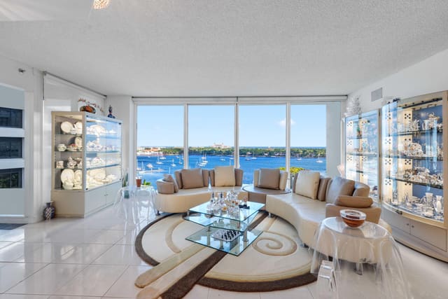 525 S Flagler Drive 16a, sold in Plaza Of The Palm Beaches Condo, West Palm Beach, FL