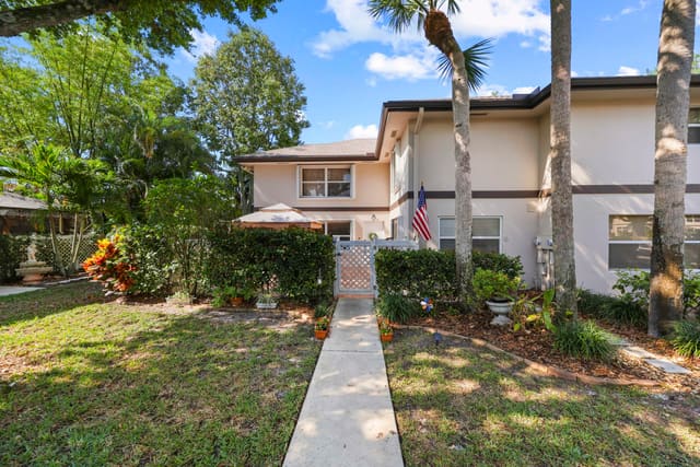31 Clinton Court B, sold in Stamford At Royal Palm Beach, Royal Palm Beach, FL