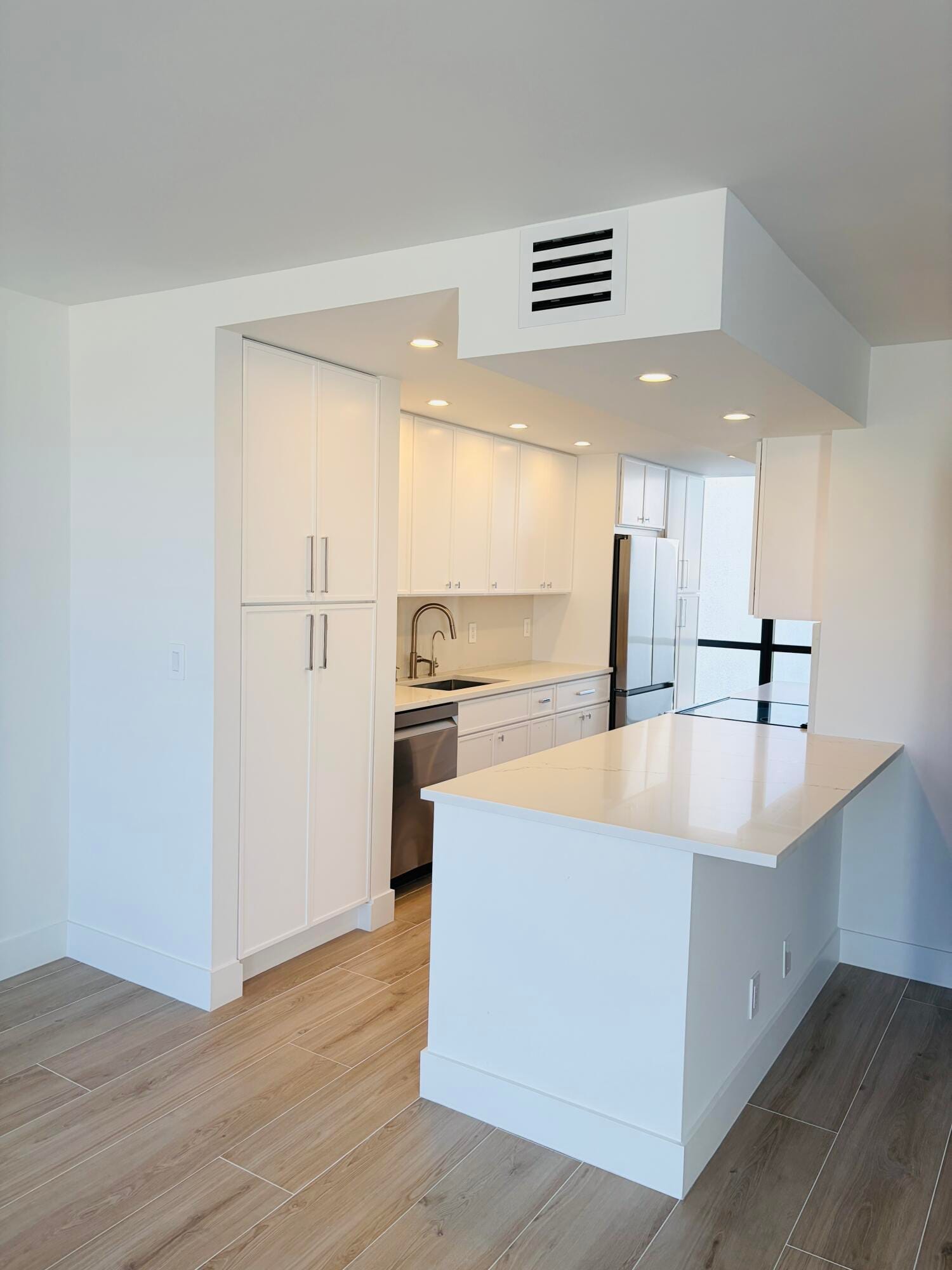 2404 Bridgewood Drive — photo 2