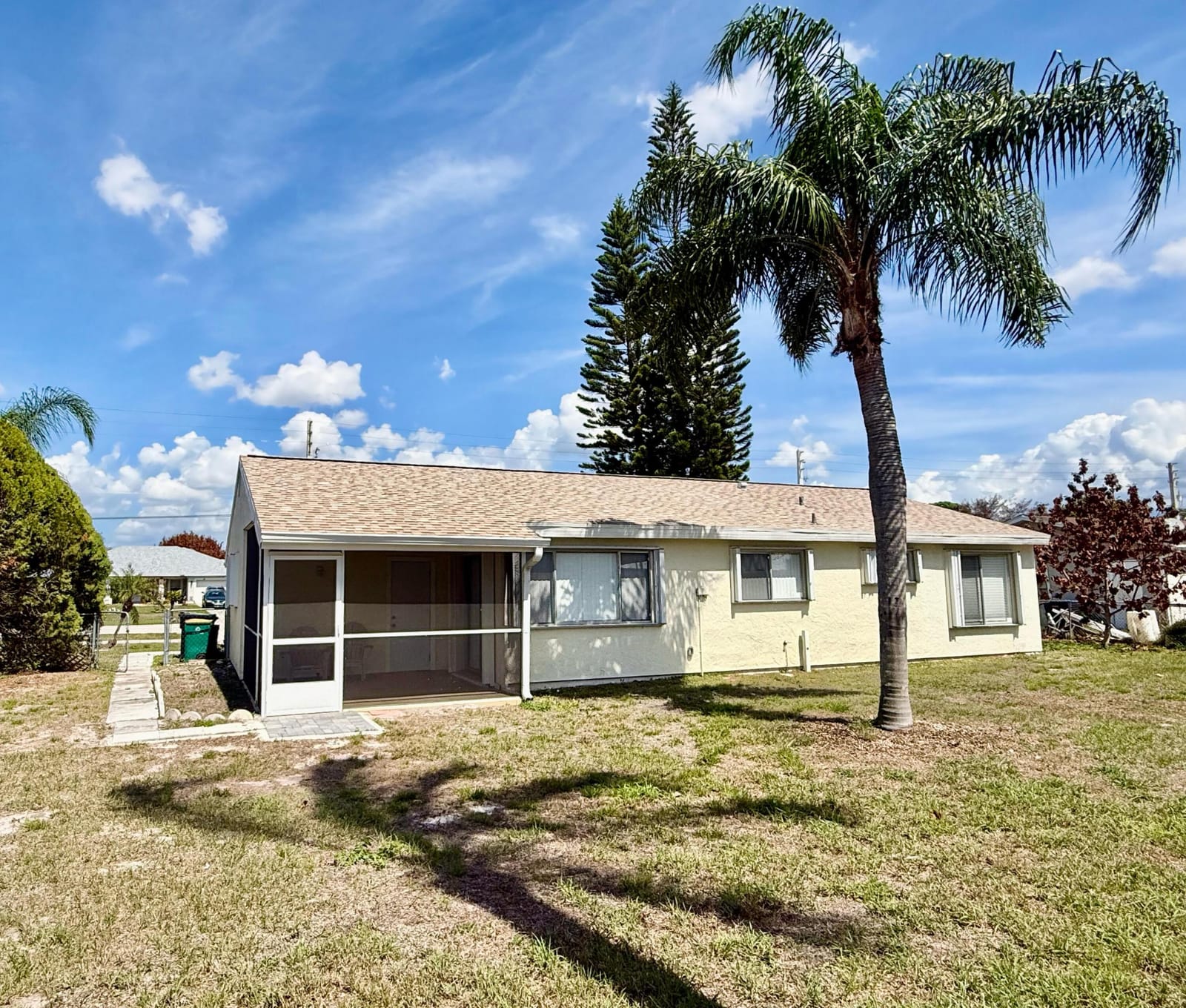 345 SW Tulip Boulevard — photo 2