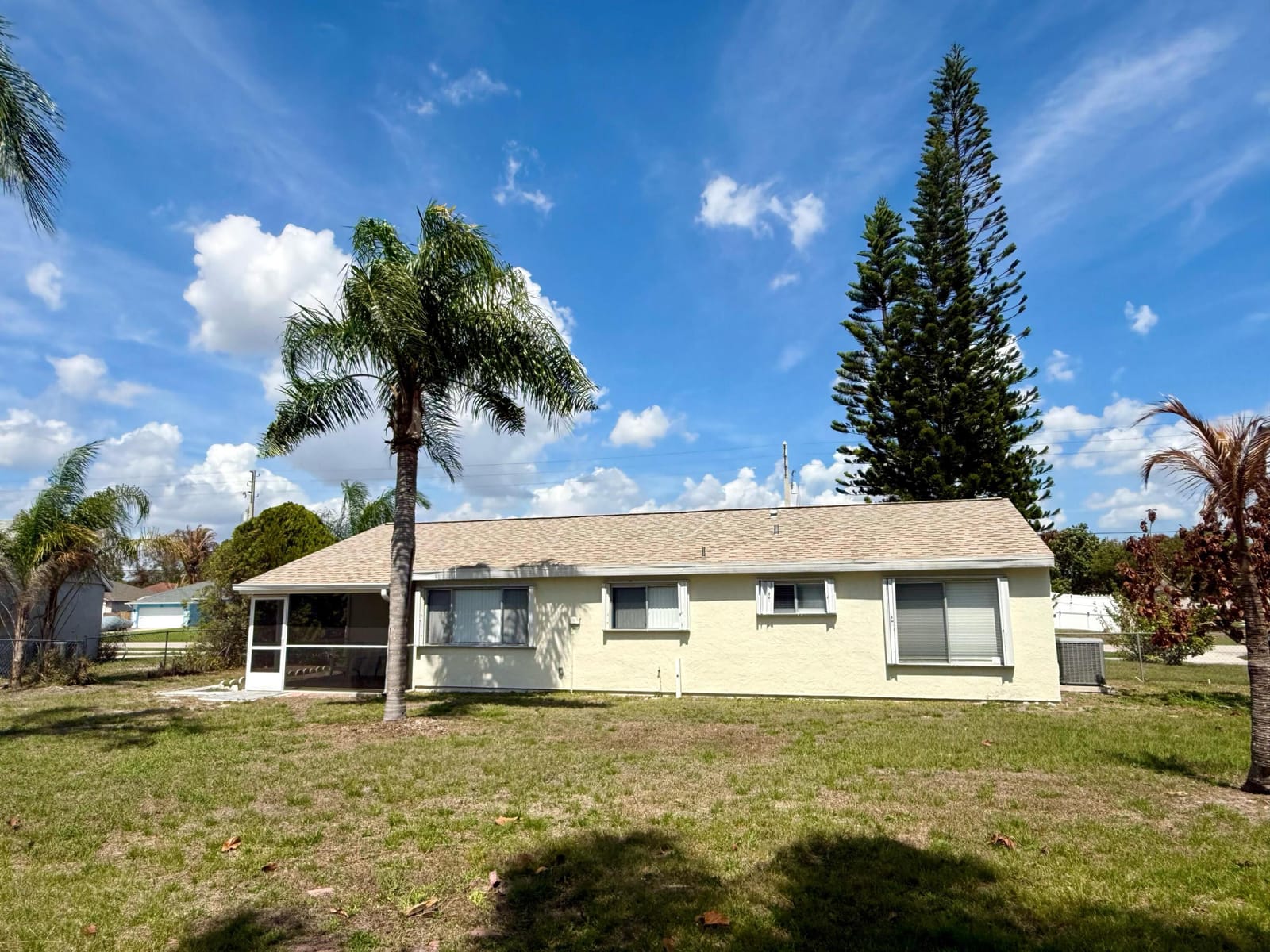 345 SW Tulip Boulevard — photo 3