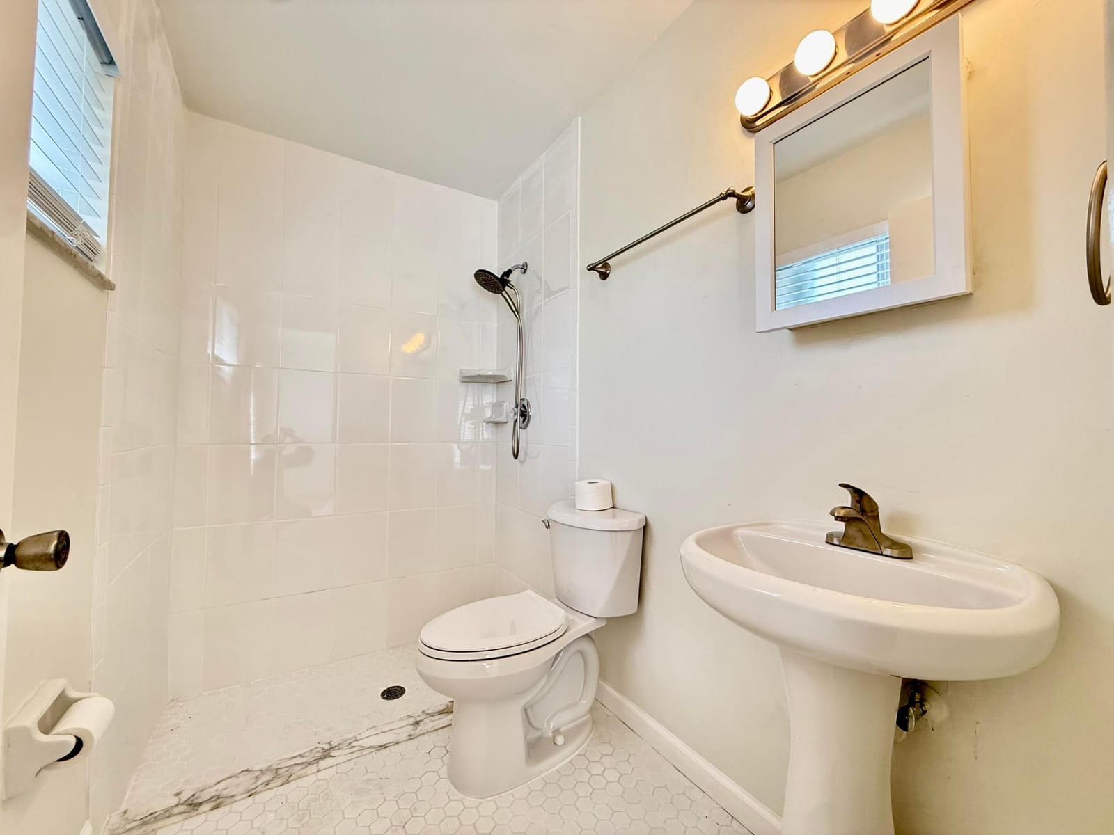 345 SW Tulip Boulevard — photo 8