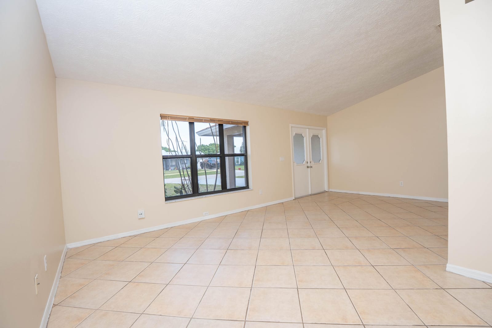 2456 SE Trail Avenue — photo 4