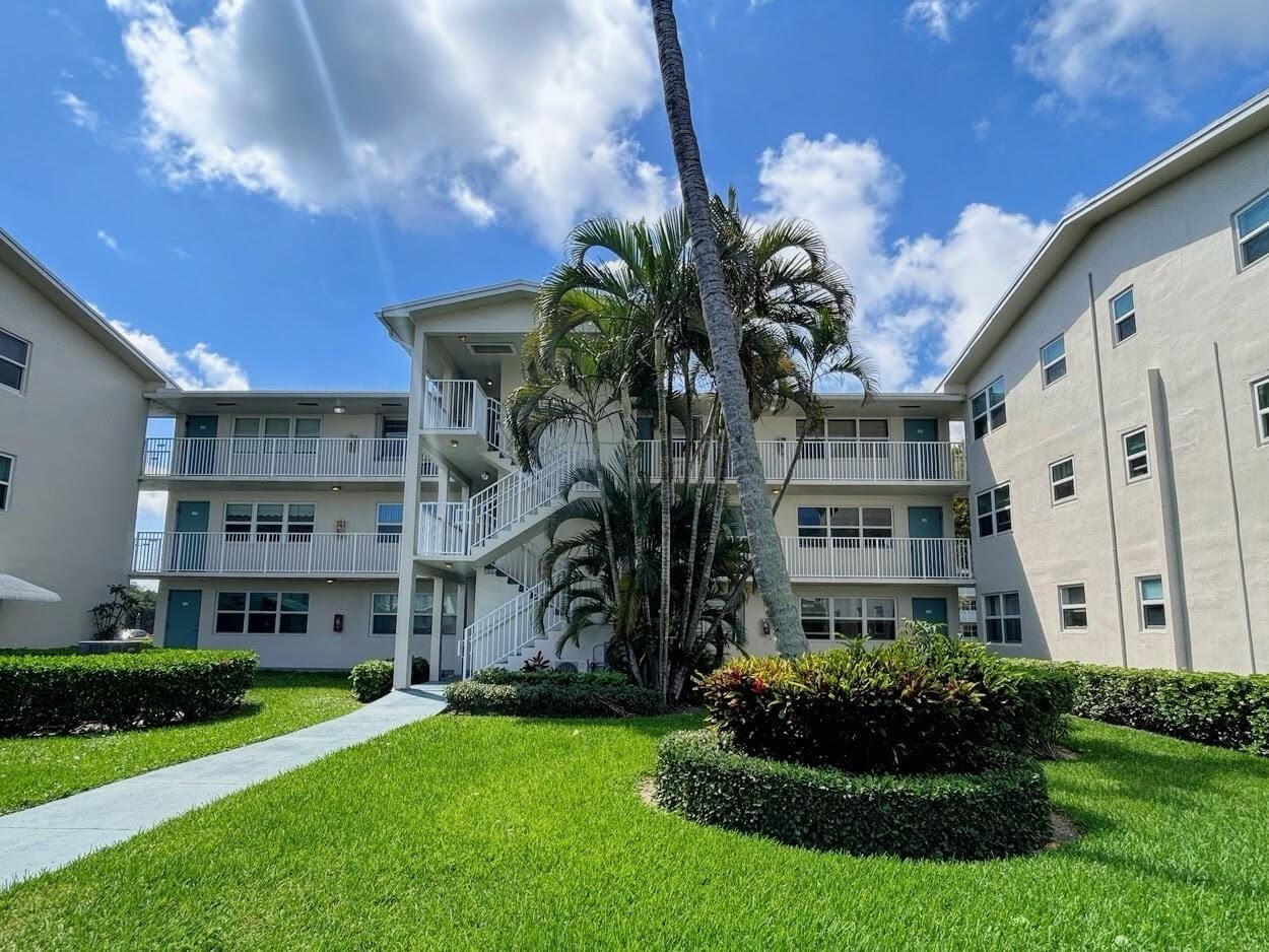 230 Horizons E 205, Boynton Beach, FL 33435 photo 2