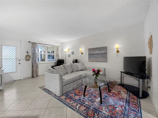 580 Egret Drive 111, Hallandale Beach, FL 33009
