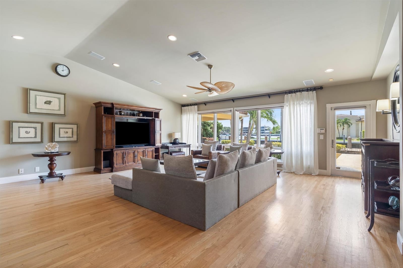 703 Royal Plaza Drive — photo 2