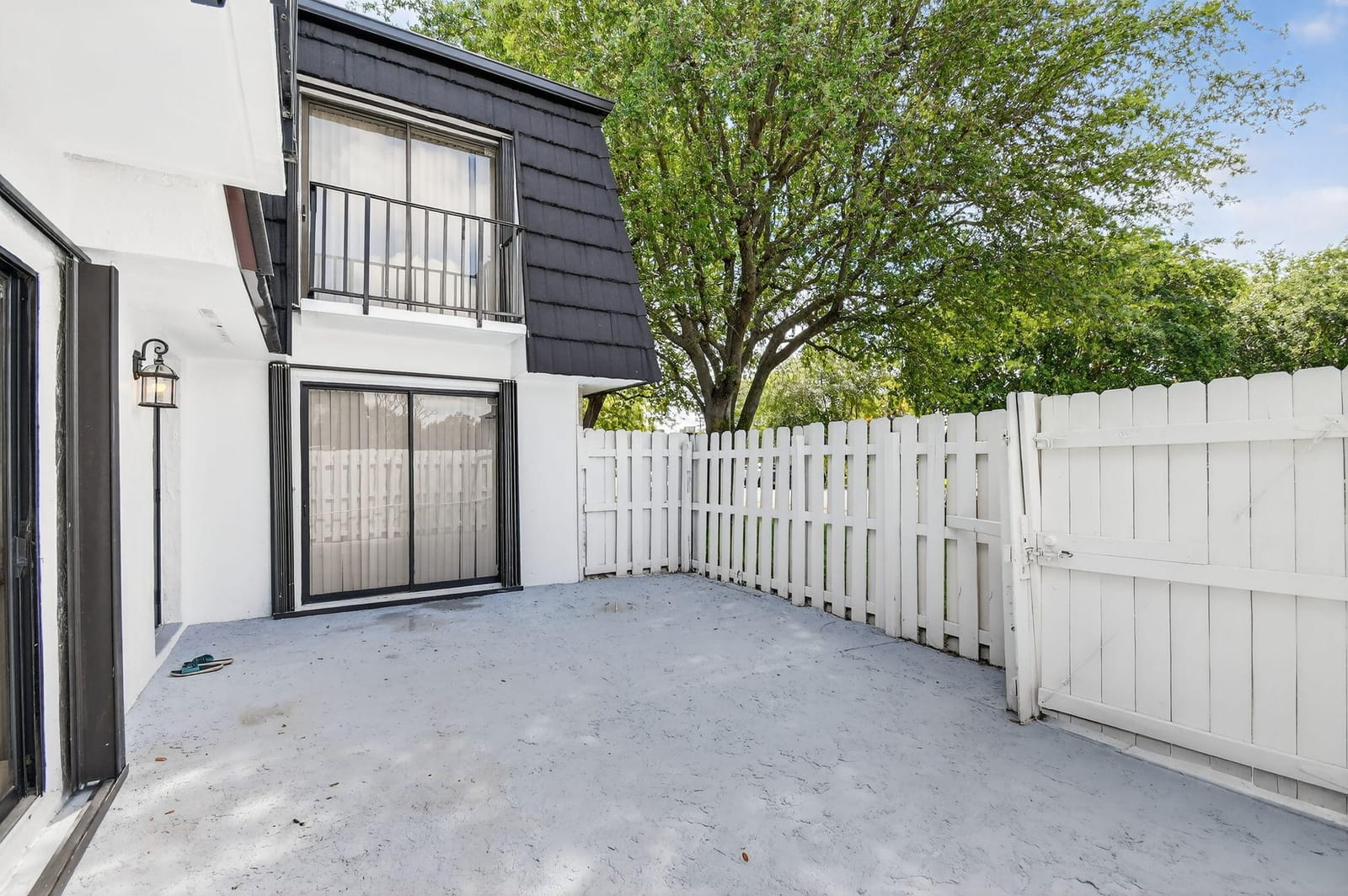 Pending home at 320 Woodland Road, Palm Springs, FL 33461