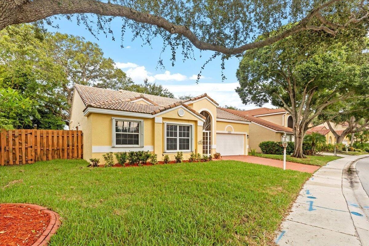 Pending home at 1033 W Siena Oaks Cir Circle W, Palm Beach Gardens, FL 33410
