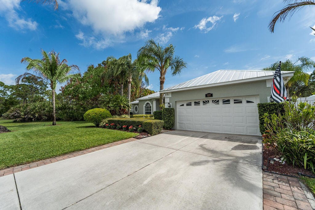 527 NW Bellworth Place, Jensen Beach, FL 34957 photo 2