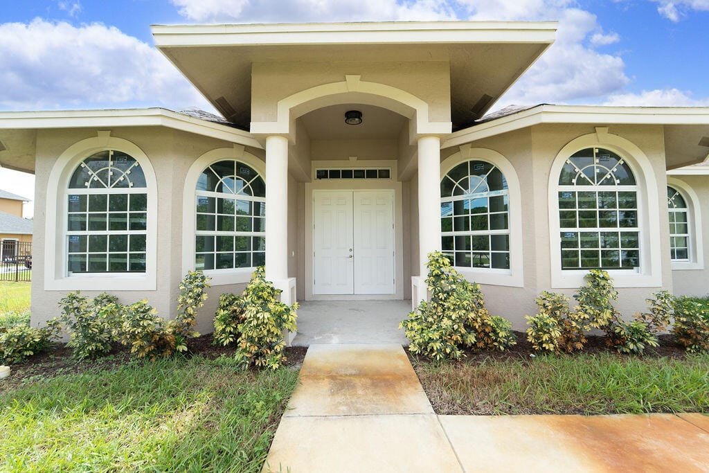 376 SW Paar Drive — photo 2