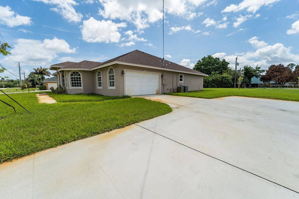 376 SW Paar Drive — photo 3