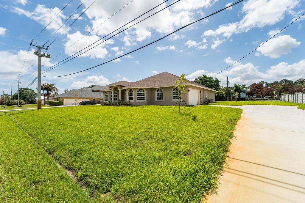 376 SW Paar Drive — photo 4