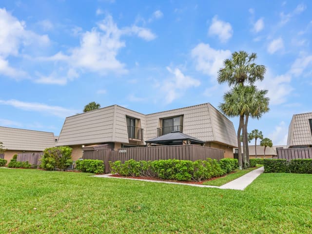 6306 63rd Way, sold in Village Of Sandalwood Lakes South, West Palm Beach, FL