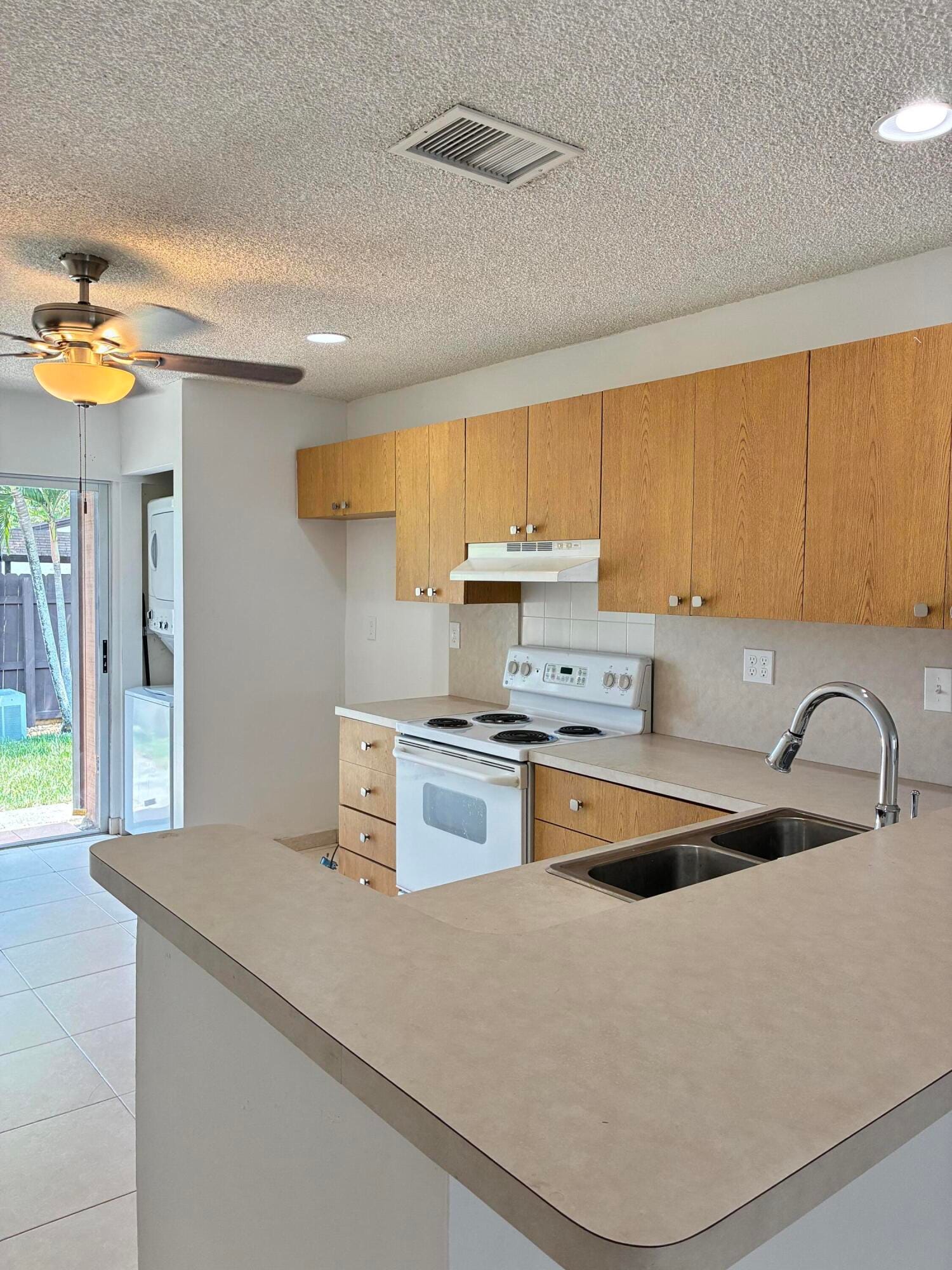 2301 Buttonwood Avenue, Pembroke Pines, FL 33026 photo 2
