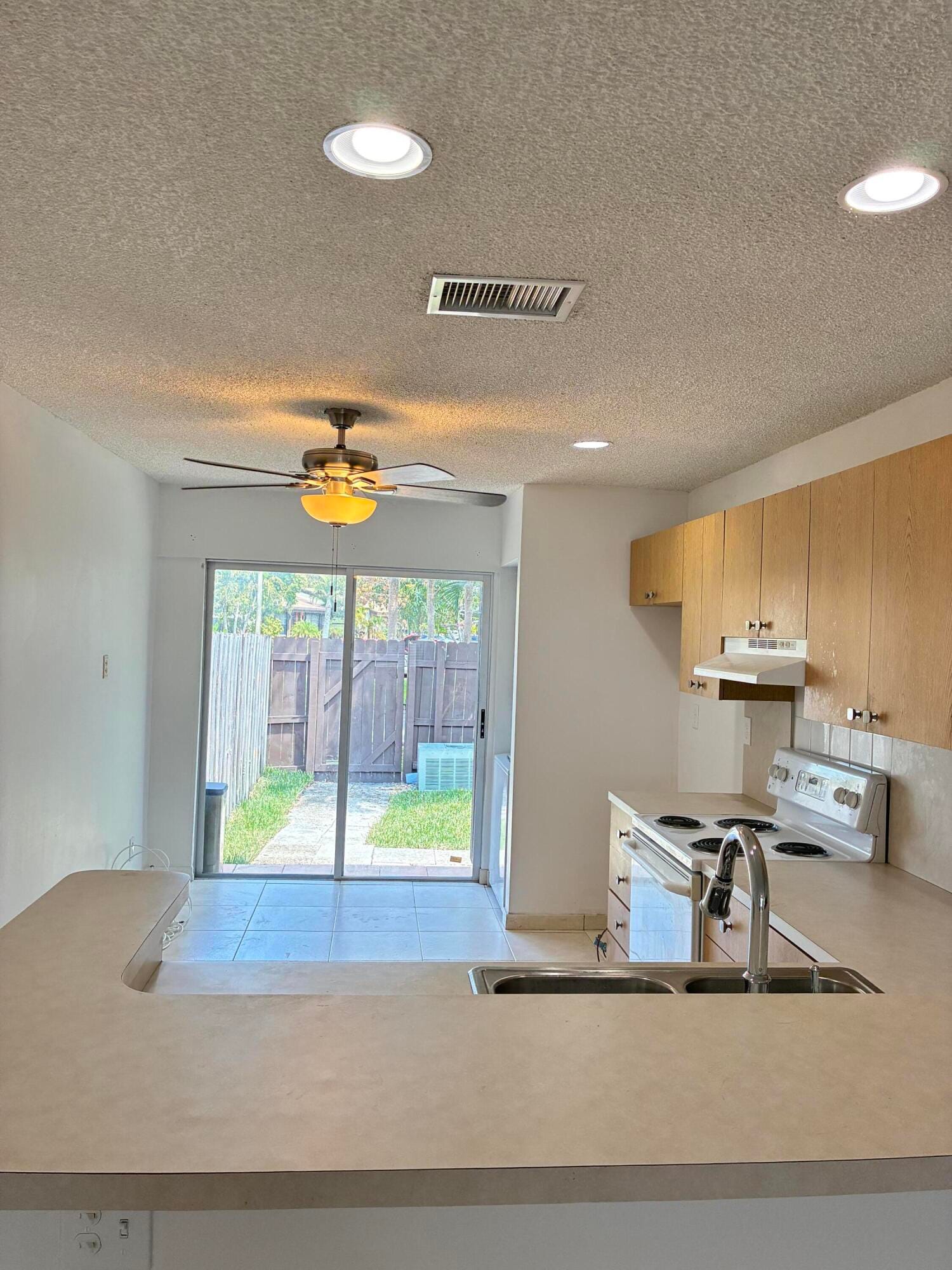 2301 Buttonwood Avenue, Pembroke Pines, FL 33026 photo 4