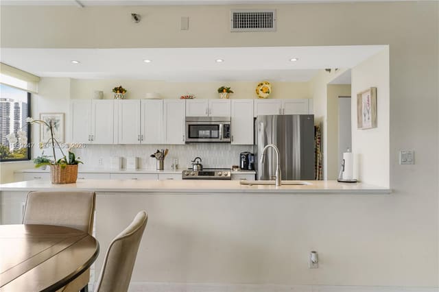 20185 E Country Club Drive 405, Aventura, FL 33180
