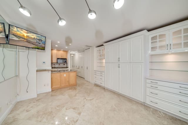 405 N Ocean Boulevard 122, sold in Parliament House, Pompano Beach, FL