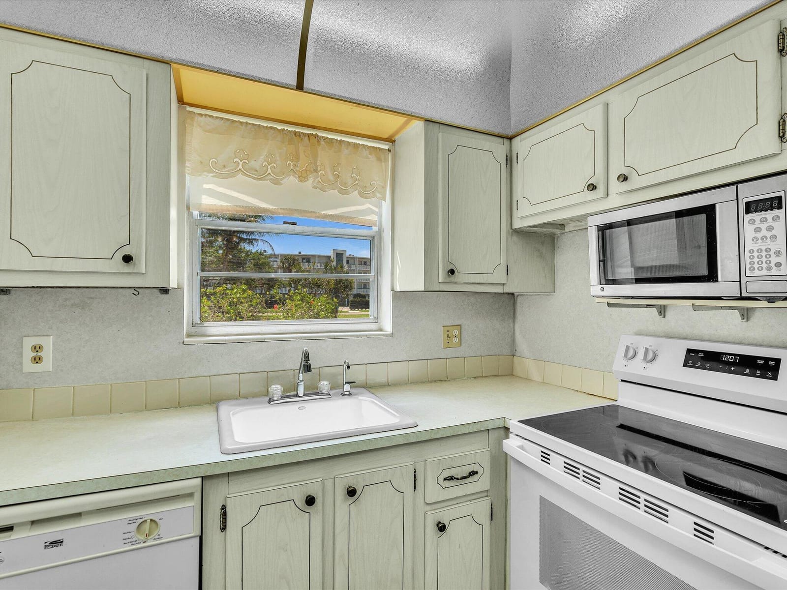 5 MARKHAM A A — photo 9