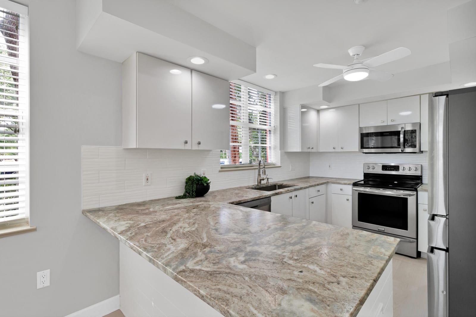 5520 N Harbor Village Drive 105 — photo 8