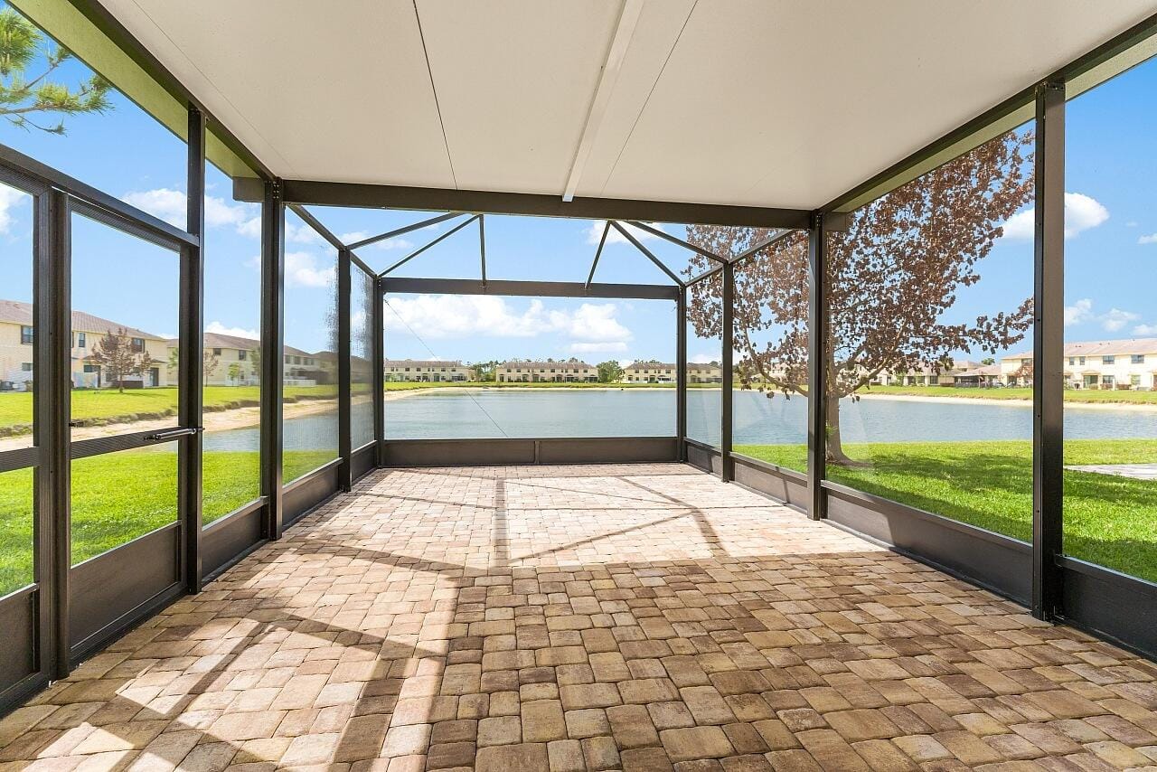 10156 W Villa Circle, Vero Beach, FL 32966 photo 2