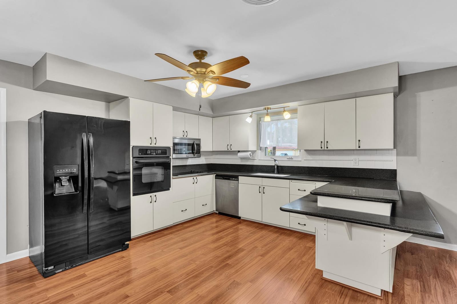 7313 Oakmont Drive — photo 8