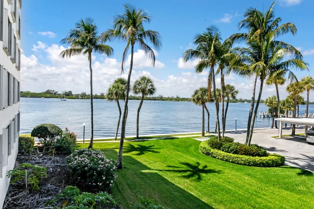 2860 S Ocean Boulevard 205, sold in La Palma Condo, Palm Beach, FL