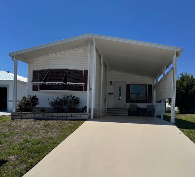 37 San Roberto, Spanish Lakes Country Club Village, Fort Pierce, FL