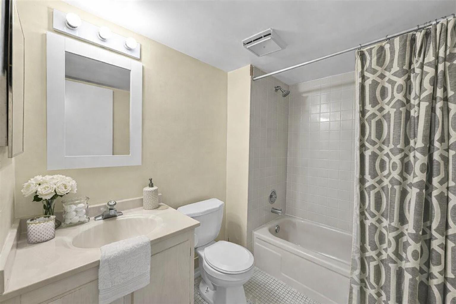 4570 NW 18th Avenue 604 — photo 6