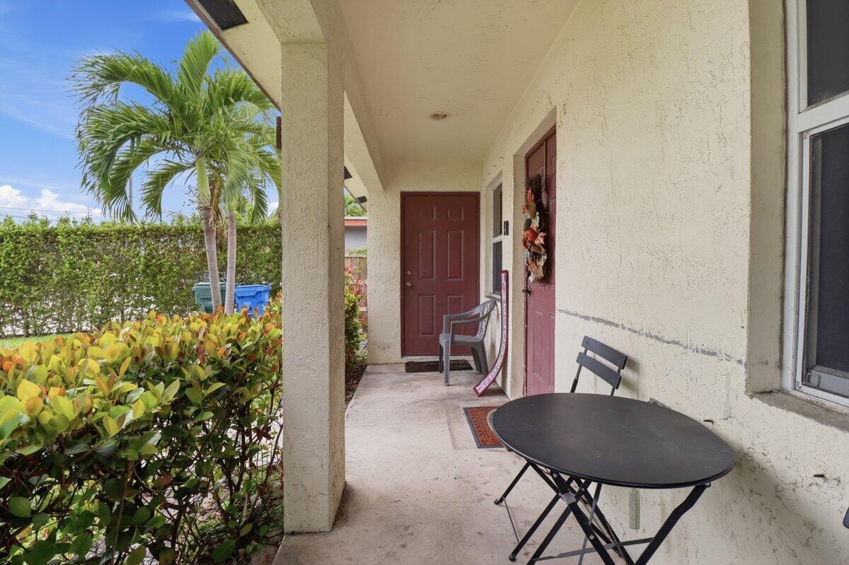 209 NE 35th Street, Oakland Park, FL 33334 photo 2
