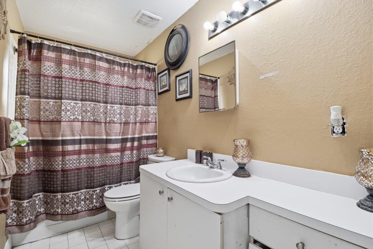 209 NE 35th Street, Oakland Park, FL 33334 photo 13