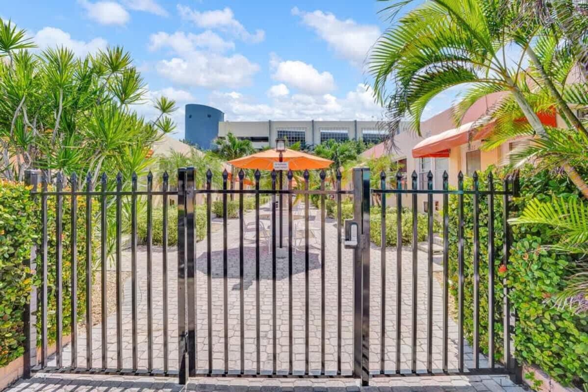 336 Arthur Street 124, Hollywood, FL 33019 photo 2