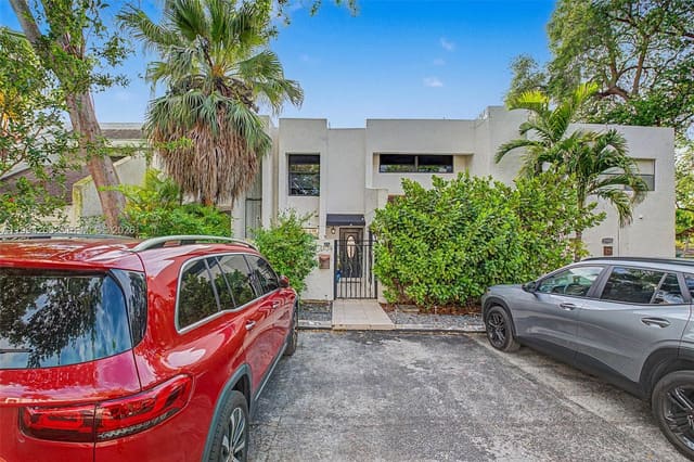7104 SW 113th Avenue, sold in Snapper Creek Townhouses, Miami, FL
